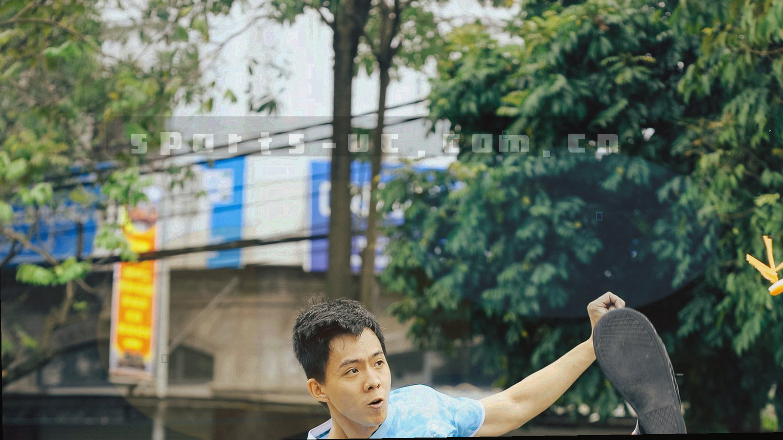 夜间球场灯光穿过看台，前景叠着半透明战术板网格与荧光青柠色数据线